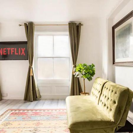 Victorian Style Apartment W/ Four-Poster Bed In Camden Town ลอนดอน ภายนอก รูปภาพ